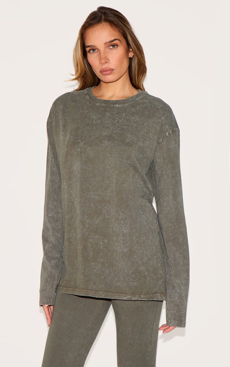 PRETTYLITTLETHING Olive Embossed Logo Washed Long Sleeve T-shirt 4 PRETTYLITTLETHING Olive Embossed Logo Washed Long Sleeve T-shirt