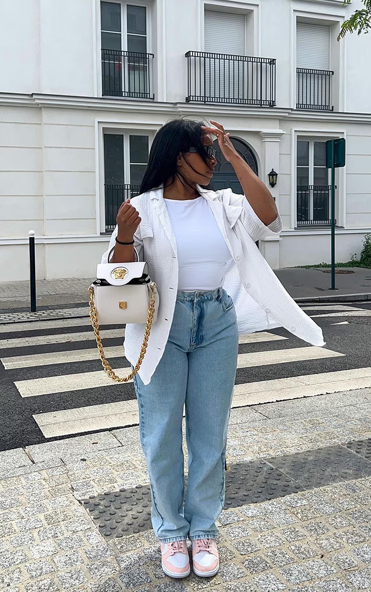 PRETTYLITTLETHING L32 Light Blue Wash Mom Jeans